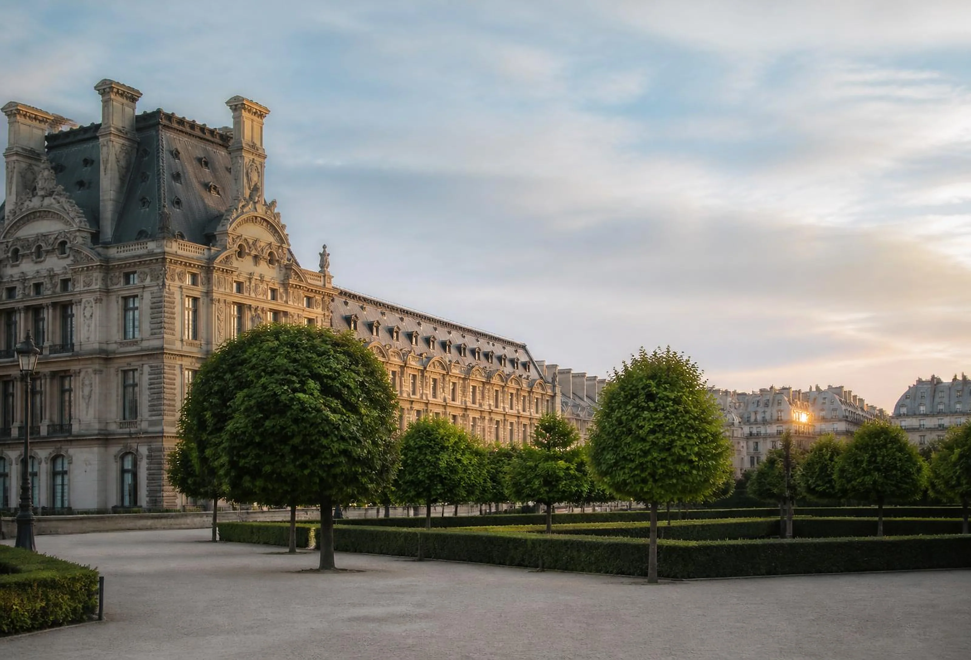 Le palais du Louvre et le jardin des Tuileries à Paris dans la lumière douce du matin
