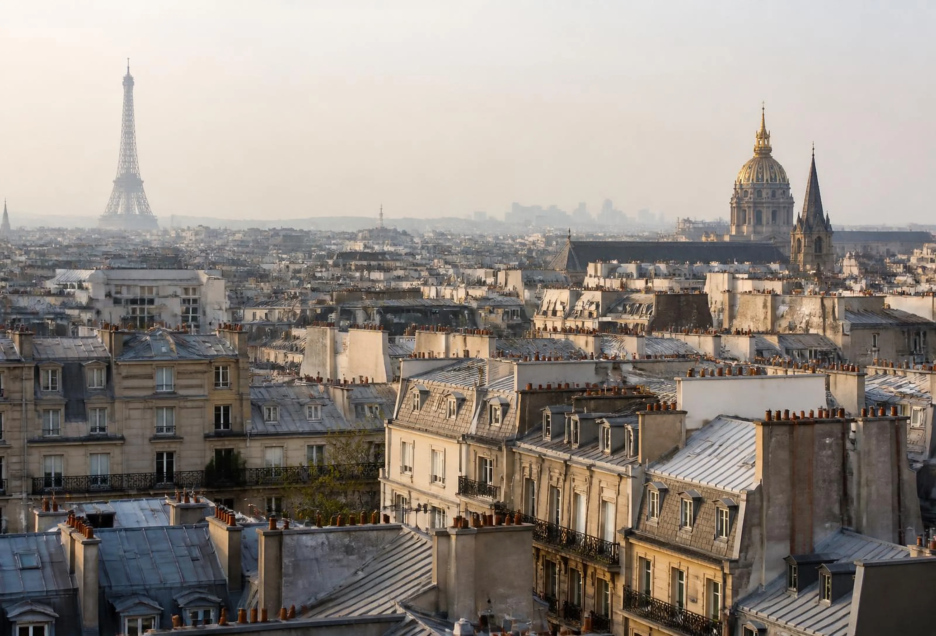 Toits parisiens du 7ᵉ arrondissement avec la Tour Eiffel et le dôme des Invalides au loin