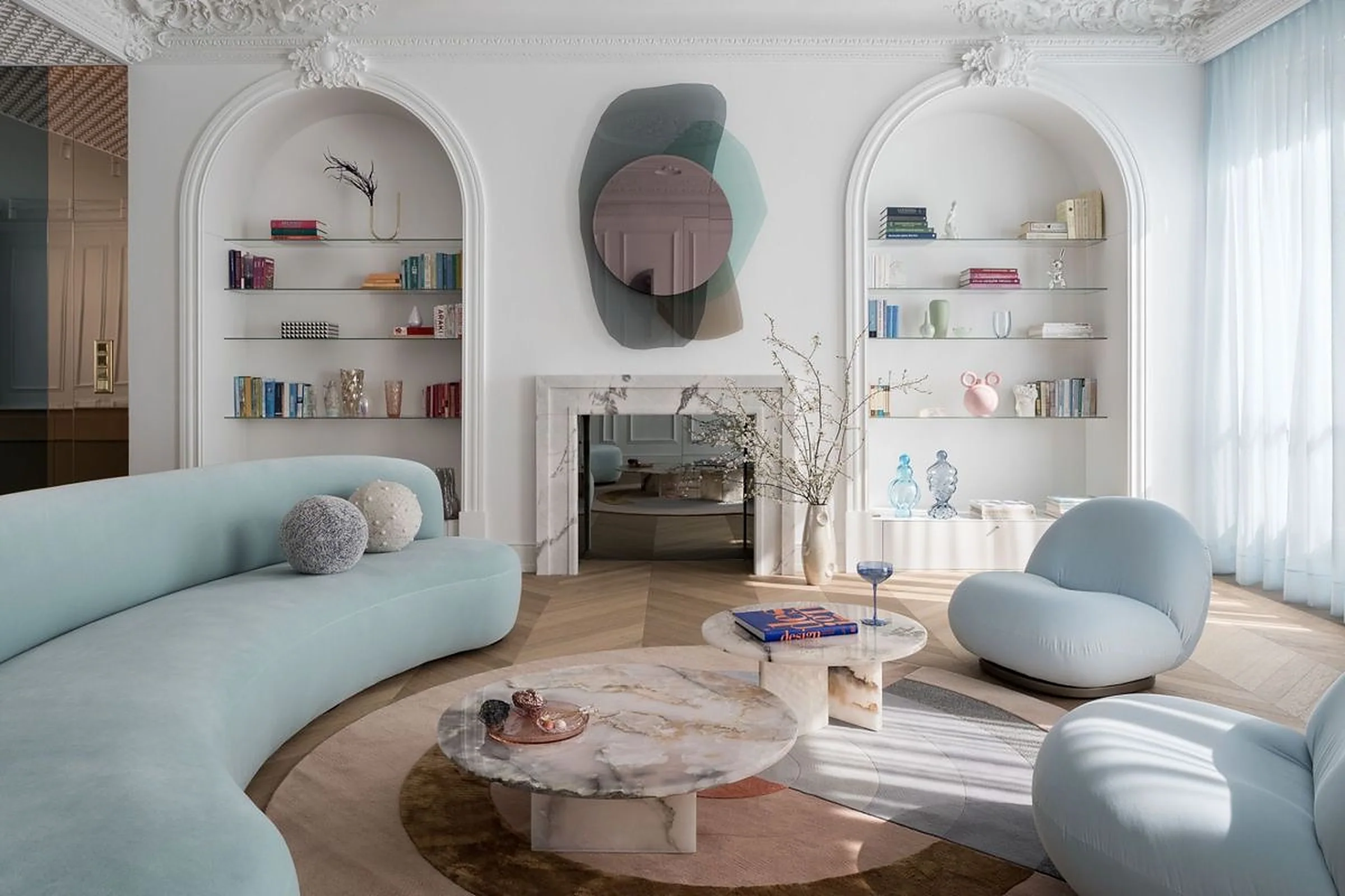 Salon silencieux d’une résidence privée, rideaux tirés sur la lumière d’après-midi