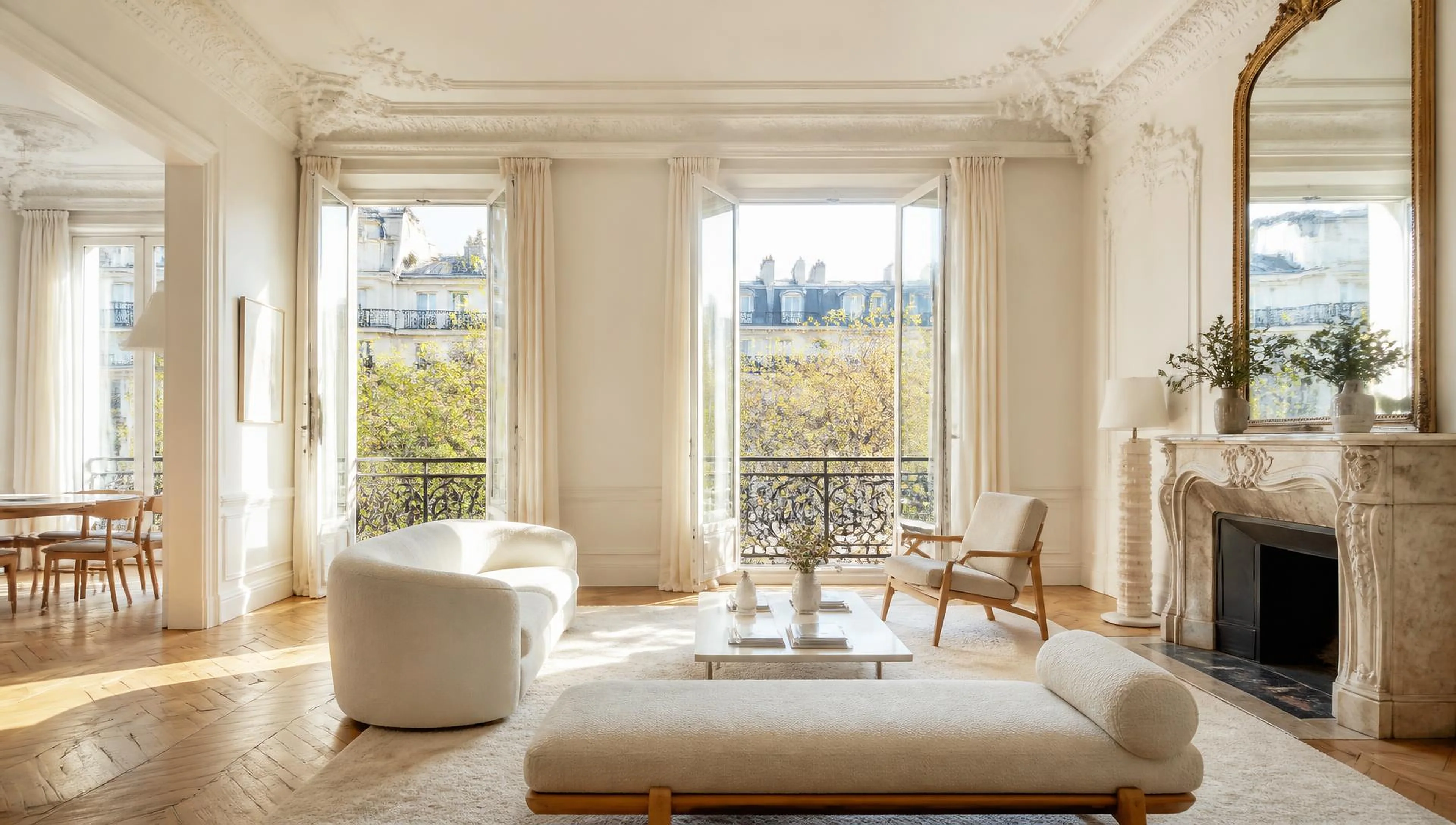 Salon lumineux d'un appartement haussmannien parisien, moulures d'origine et parquet ancien
